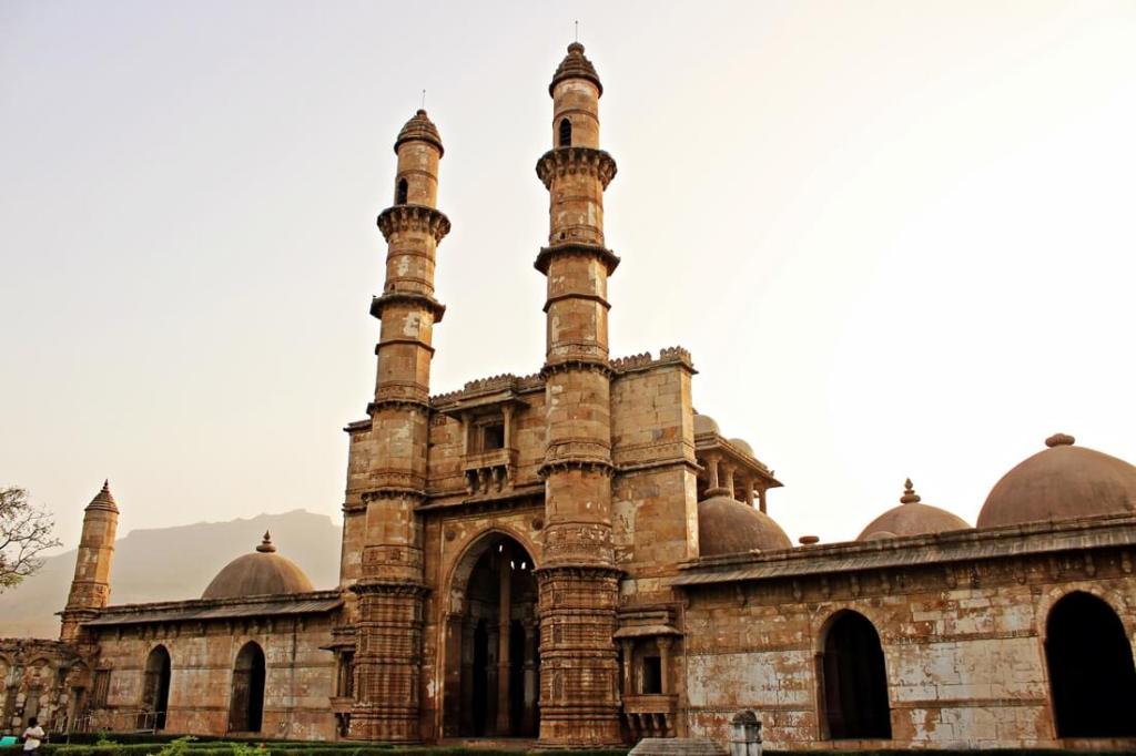 Roaming amidst the Champaner ruins – a day full of&nbsp;struggles